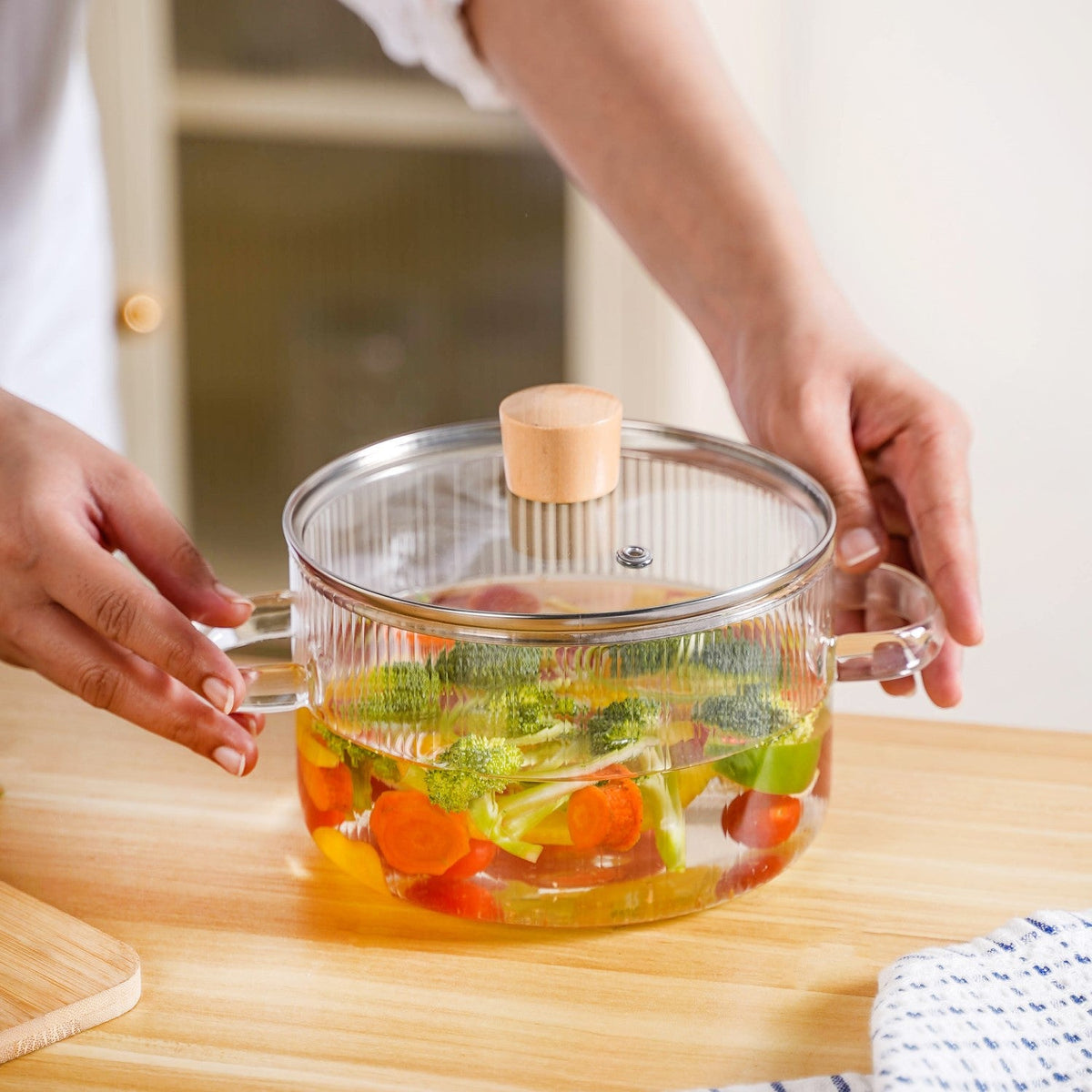 Fluted Design Glass Cooking Pot With Lid 1800ml